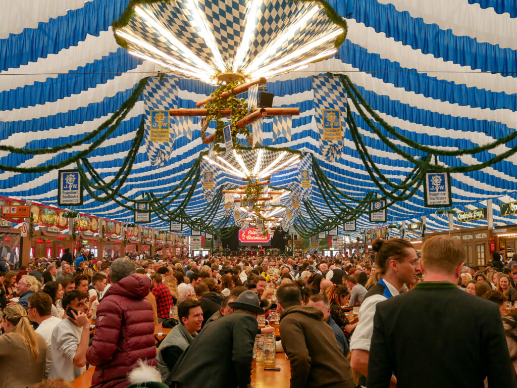 3年ぶりのドイツ・ミュンヘンで開催される本場のオクトーバーフェスト。2022年のビール１杯のお値段は？